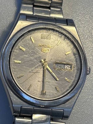 Auktion <br>Seiko 5 Automatic,. , orig. Band, Werk läuft, Glas zerkratzt [1]