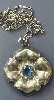 Auktion 348<br>Silberkette mit gr. Anhänger, blauer Stein, S-835-, L-46 cm, 4x4 cm, 9,2 gr. [1]
