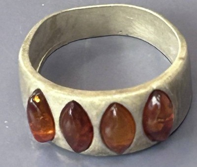Auktion 356<br>Silberring mit 4 kl. Bernstein-Cabouchons, RG 58,  4,4 gr. [1]