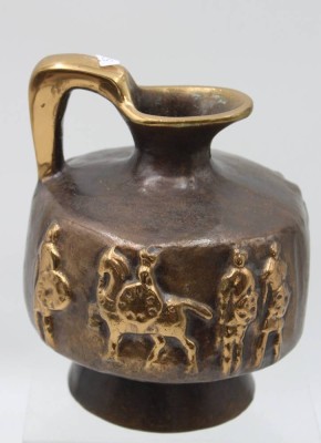 Auktion 348<br>schwerer Bronze-Krug, umleufen Prsonenrelief, wohl Museumsreplik, ca. H-17cm [1]