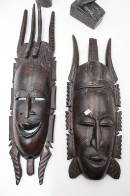Auktion 348<br>2x div. Figuren und 2x div. Wandmasken, Afrika, Ebenholz, ca. Masken L-56cm, Figuren ca. H-35cm [1]