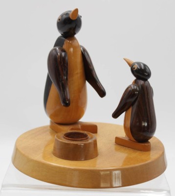 Auktion 348<br>Leuchter mit 2 Pinguinen, Holz, Etikett 
