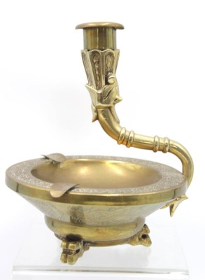 Auktion 348<br>Ascher mit Kerzenhalter, Messing, ziseliert, wohl Indien, älter, Altersspuren, H-20cm D-16,5cm. [1]