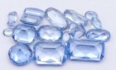 Auktion <br>Lot hellblaue Schmucksteine, ca. 107,5 gr. [1]