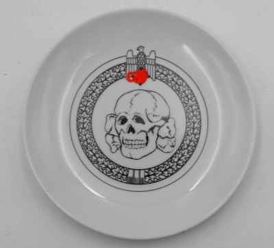 Auktion <br>kl. Teller mit Totenkopfsymbol, Sammleranfertigung, D-17,5cm [1]