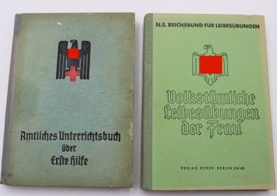 Auktion <br>Amtliches Unterrichtsbuch über 1. Hilfe 1941 und Volkstümliche Leibesübungen der Frau 1943, je mit Alters-u. Gebrauchsspuren [1]