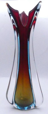 Auktion 348<br>hohe Murano-Vase, rot/blau/klar, minim. Chip seitlich, H-33,5 cm [1]