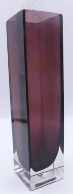 Auktion 348<br>kl. eckige Muranovase, rot/klar, Standecke mit Chip, H-17,5 cm [1]