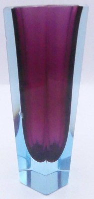 Auktion <br>kl. 6-eckige Murano-Vase, rot/blau, H-14 cm [1]