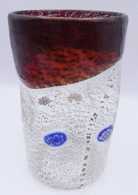 Auktion <br>Vittorio Zecchin (Murano 1878-1947 Murano), Vase mit Fiori Dekor, Rand rot überfangen, in Boden bezeichnet, seitlich 4-fach gedrückt, H-13 cm, D-8 cm [1]
