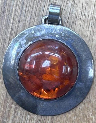 Auktion 348<br>Silber-925- Anhänger mit Bernstein, D-3  cm, ca. 8 gr [1]