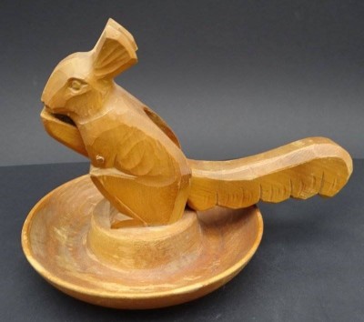 Auktion 348<br>gr. Holz-Nussknacker, Eichhörnchen, Handarbeit, H-15 cm, L-22 cm [1]
