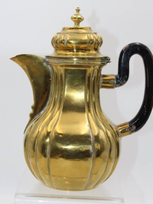 Auktion 348<br>Türkenkopfkanne um 1780, Messing ehem, versilbert, Holzgriff, Altersspuren, ca. H-25,5cm [1]