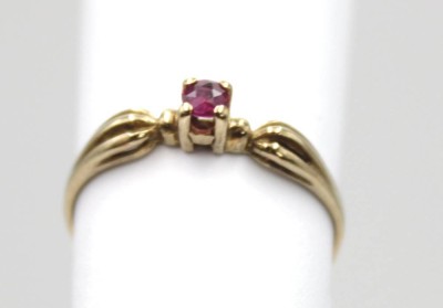Auktion 348<br>333er GG-Ring mit kl. Rubin, älter, 0,9gr, RG 52 [1]