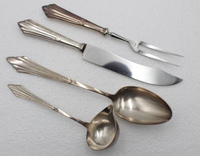 Auktion <br>4x div. Teile WMF Fächermuster, Saucenkelle, Esslöffel, und Tranchierbesteck, versilbert, ca. L-26,8cm [1]
