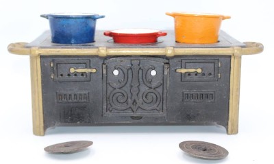Auktion <br>gusseiserner Puppenherd mit 3 Töpfen, älter, H-12,5cm B-34,5cm T-21,7cm [1]
