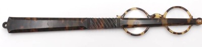 Auktion 348<br>Lorgnon, Bakelit in Schildpattoptik, L-27,5cm [1]