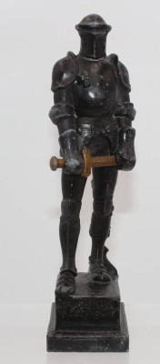 Auktion 348<br>Ritterfigur, Der Wehrmann im Eisen 1914/15, wohl Zinkguss geschwärzt, Schwert gebrochen, Altersspuren [1]