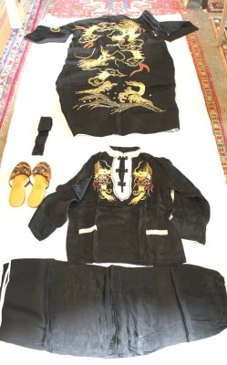 Auktion 350<br>japan. Kimono für  Damen, kleine Größe, 50er Jahre, ambei passende Pantoffeln [1]