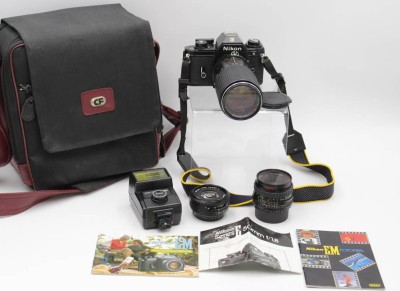 Auktion 348<br>Fotoapparat, Nikon EM, in Tasche mit div, Zubehör, u.a. 2 Objektive [1]