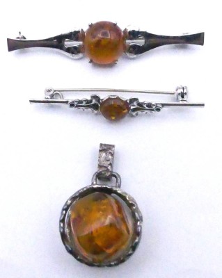 Auktion 356<br>2x Silber-Nadeln und ein Anhänger mit Bernstein, zus. 12,4 gr. [1]