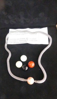 Auktion <br>Halskette mit 5 Wechsel-Kugeln in OVP, L-40 cm [1]