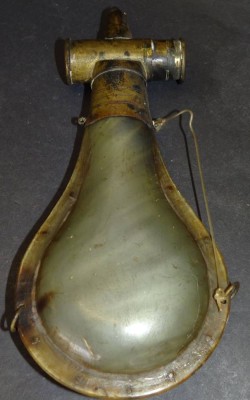 Auktion 348<br>Kupfer/Messing Pulverflasche, 19.Jhd., L-21 cm [1]