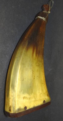 Auktion 348<br>Pulverflasche aus Horn, H-17 cm, 19.Jhd. [1]
