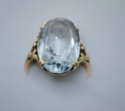 Auktion 349<br>Ring mit hellblauen facett. Stein (Aquamarin), in Goldfassung um 14 ct (geprüft), zus. 6gr., RG 56 [1]