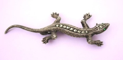 Auktion 349<br>835er Silber-Brosche, Salamander, Markasitenbesatz und grüne Steine, 3,6gr., L-5cm [1]