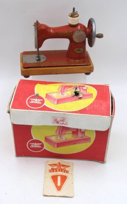 Auktion 349<br>Kinder-Nähmaschine 