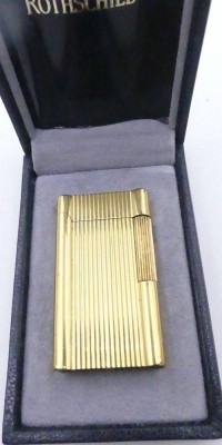 Auktion 357<br>Rothschild Gasfeuerzeug, vergoldet, in orig. Etui, Funktion nich geprüft, ca. 59 x 34 x 15 mm, normale Gebrauchsspuren [1]