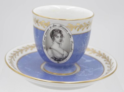 Auktion 349<br>Portrait-Tasse mit U.T., Marke übermalt, Königin Luise, Tasse H-7,6cm. [1]