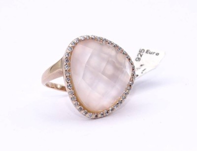 Auktion 371<br>Ring, Sterlingsilber vergoldet, roséfarbener Stein, wohl Rosenquartz facettiert, umgeben von Zirkonia, RG 58/59, 9,5 gr., neuwertig mit orig. Preis- Etikett [1]