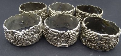 Auktion 349<br>6x versilberte, schwere Serviettenringe mit floralen Reliefdekor, D-4,5 cm, B-2 cm [1]