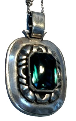 Auktion 371<br>gr. Silber-800- Anhänger mit grünen Stein an Kette, dese mit mehreren Knoten, Anhänger mit Öse 4 cm, B-2,6 cm, 17,7 gr. [1]