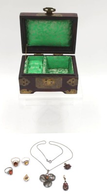 Auktion 349<br>kl. chinesischer Schmuckkasten, anbei Kette m. Anhänger, 3x div. Ringe, 2x Kettenflyer u. 2 Teile Granat, meist Silber, Kasten H-7,5cm B-13cm T-10cm [1]