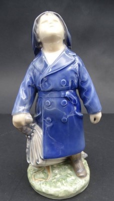 Auktion 363<br>Junge mit Regenschirm, Royal Copenhagen, polychrome Unterglasurmalerei, Entw. Adda Bonfils, Modellnr. 3556, H-18cm [1]