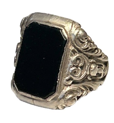 Auktion 349<br>grosser Herrenring, Silber-935-, Onyx-Lagenstein, Ringschiene offen, RG ca. 62, 11 gr. [1]