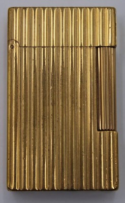 Auktion 349<br>Dupont Herrenfeuerzeug, vergoldet, Gebrauchsspuren, funktioniert, H-6 cm, B-3,5 cm, vorne mit kl. Diamant [1]