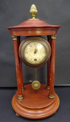 Säulenpendule um 1910, Nussbaumgehäuse mit Messing, Werk nicht geprüft (kein passender Schlüssel) H-32 cm, D-17 cm, Herst. Hamburg-Amerikanische Uhrenfabrik, Schramberg [1]