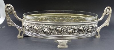 Auktion 349<br>ovale Jugendstil-Jardiniere, Metall, mit Glaseinsatz, H-12 cm, L-35 cm [1]