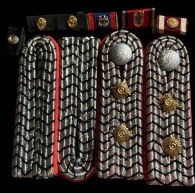 Auktion 349<br>2 Paar Bundeswehr Schulterstücke und 6 Kleinabzeichen, Miniaturen [1]