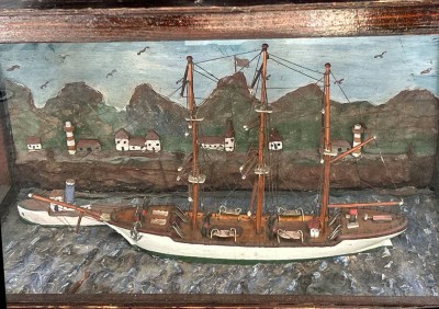 Auktion 364<br>Segelschiffmodell mit Dampfschlepper in Glaskasten mit Panorama, Altersspuren,  H-37 cm, 65x32 cm [1]