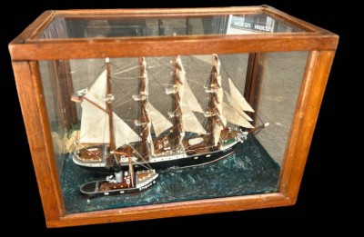 Auktion 349<br>kl. Modell  der Padua, eine der legendären Flying P Liner der Hamburger Reederei F. Laeisz, in Glaskasten mit Schlepper, H-23 cm, 32,5x17 cm [1]