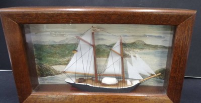 Auktion 364<br>kl. Segelboot-Modell in Schaukasten, H-15 cm, 25,5x5 cm [1]