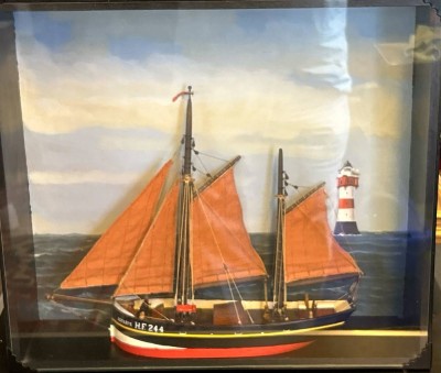 Auktion 364<br>Finkenwerder Fischkutter in Schaukasten, H-40 cm, 45x11 cm [1]