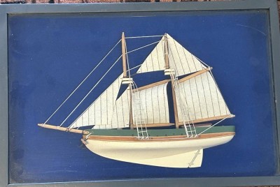 Auktion 364<br>Hlabmodell  eines kl. Segelschiffes in Schaukasten/Glas, RG 45x30x5,5 cm [1]