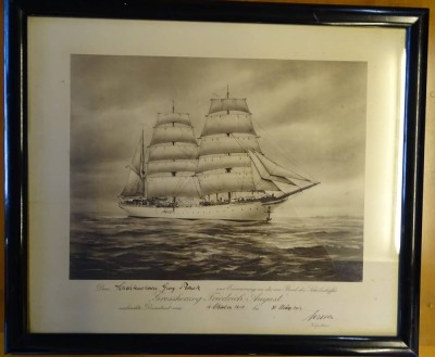 Auktion 349<br>Foto des Schulschiffes Erzherzog Friedrich August mit Widmung 1918 des Kapitäns, Zur Erinnerung an die Dienstzeit, Ger/Glas, RG 41x48 cm [1]