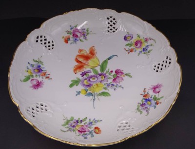 Auktion 357<br>grosse Durchbruchschale mit Blumenmalerei 
